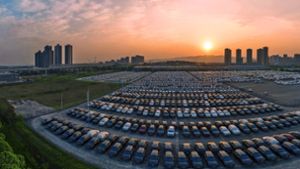 Am Umschlagplatz in der  chinesischen Stadt Chongqing warten Autos chinesischer Hersteller auf ihre Auslieferung. Foto: imago/View Stock