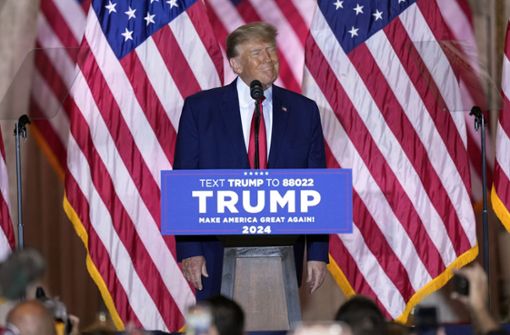 Natürlich will er wieder zurück ins Weiße Haus: Donald Trump kündigt in seinem Klub in Mar-a-Lago seine neuerliche Präsidentschaftskandidatur an. Foto: dpa/Rebecca Blackwell