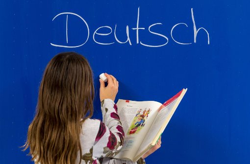 Laut dem neuen IQB-Bildungstrend liegen die Mädchen  im Fach Deutsch klar vor den Jungs – vor allem bei der Rechtschreibung. Foto: dpa