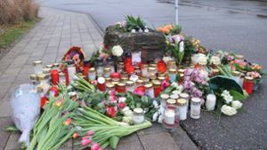 Viele Menschen trauern um das Opfer, eine junge Frau, und haben Blumen und Kerzen niedergelegt. Foto: dpa/René Priebe
