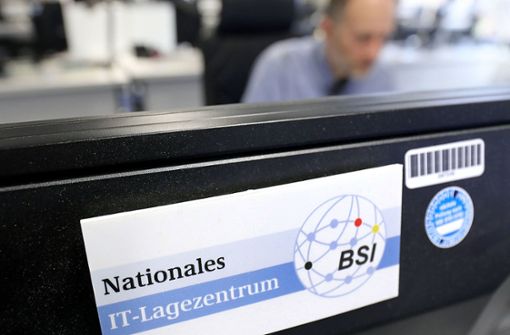 Ein Mitarbeiter im Bundesamt für Sicherheit in der Informationstechnik (BSI) sitzt im Nationalen IT-Lagezentrum vor Bildschirmen. Foto: dpa