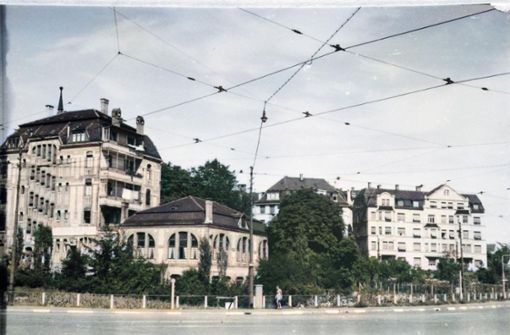 Das „Jägerhaus“ in der Oberen Waiblinger Straße in Bad Cannstatt existiert schon 1942. Wir haben das Foto aus dem Bestand unseres Projekts auf Leserwunsch hin eingefärbt – so wie die übrigen Fotos in der Bilderstrecke. Foto: Stadtarchiv Stuttgart /Einfärbung Simon Uhl
