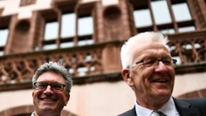 Der Amtsinhaber Dieter Salomon hat in dieser Woche noch Wahlkampfhilfe von Ministerpräsident Winfried Kretschmann (rechts) bekommen. Foto:  