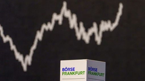 Die Kurve des deutschen Aktienindex (Dax) zeigt nach oben. Die Deutsche Börse hat im ersten Quartal 2024 deutlich mehr verdient als erwartet. Foto: Andreas Arnold/dpa