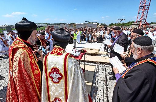 Der Bischof Matthias Nayis (links) bei der Zeremonie der Grundsteinlegung. Foto: factum/Bach