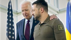 US-Präsident Joe Biden (links) sagt dem ukrainischen Präsidenten Wolodymyr Selenskyj weitere Waffenlieferungen zu. Foto: dpa/Susan Walsh