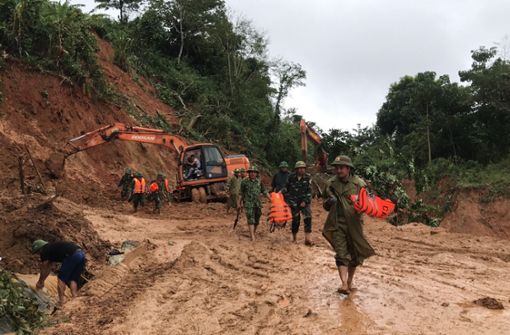Sicherheitskräfte sind nach einem Erdrutsch in der vietnamesischen Provinz Quang Tri mit Bergungsarbeiten beschäftigt. Foto: dpa/VNA