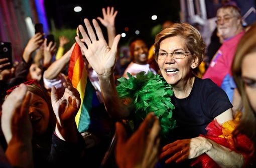 Die Demokratin Elizabeth Warren demonstrierte vor einigen Tagen bei der Pride Parade in Las Vegas für die Rechte von Homosexuellen. Foto: AP/John Locher