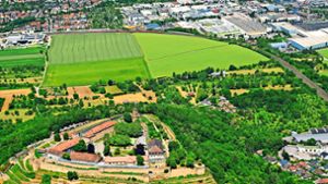 Das Luftbild zeigt, wie sensibel das Gelände ist – wegen der Rolle als Grünzug und der Nähe zum Hohenasperg. Foto: Werner Kuhnle