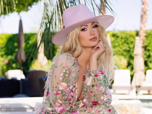 Paris Hilton darf mit ihren Looks beim Coachella-Festival nicht fehlen: Hier vereint sie gleich mehrere Trends - Cowboy Core, Transparenz und süße Girly Ästhetik. Foto: IMAGO/Cover-Images