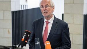 Generalbundesanwalt Harald Range steht Journalisten Rede und Antwort. Foto: dpa