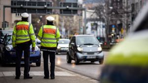Polizeikontrollen im Straßenverkehr: Welche Autoinsassen sehen verdächtig aus? Foto: Lichtgut/Max Kovalenko