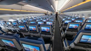 Sitze der Economy Class mit Bildschirmen während der Vorstellung von Lufthansa Allegris in einem Airbus A350-900. Mit dem Kunstbegriff Allegris ist ein neues Kabinenkonzept gemeint, das eine neue Bestuhlung für alle vier Reiseklassen der Langstreckenflugzeuge bedeutet soll. Foto: Peter Kneffel/dpa