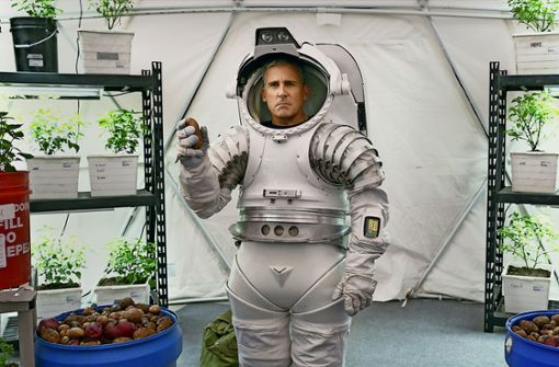 General Naird (Steve Carell) testet persönlich den Mondproviant: Kartoffeln. Foto: Netflix