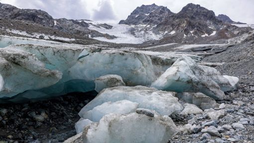 Die gesamte hochalpine Landschaft um den einst massiven Eiskörper des Tiroler Jamtalgletschers ist in Bewegung. Das Tempo der Gletscherschmelze in den Ostalpen hat in den vergangenen Jahren dazu geführt, dass die einst massiven Eiskörper nahezu vor den Augen der Forscher zerbröseln. Foto: Imago/Eibner Europa
