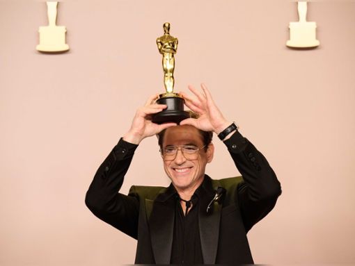 Robert Downey Jr. mit seinem Oscar für Oppenheimer. Foto: AMPAS/AdMedia/ImageCollect