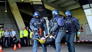 Die Polizei übt den Ernstfall in der Stuttgarter MHP-Arena. Mehr als 1200 Einsatzkräfte  wurden hier diese Woche geschult. Foto: Tom Weller/dpa