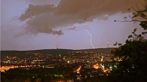 Ein Gewitter über Stuttgart: Extreme Wetterereignisse nehmen zu. Um auf Stromausfälle und Co. vorbereitet zu sein, braucht es gar nicht viel. Foto: Andreas Rosar Fotoagentur-Stuttgart