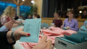 Wahlhelfer müssen im Akkord Umschläge öffnen und Stimmen auszählen. Foto: picture alliance / dpa