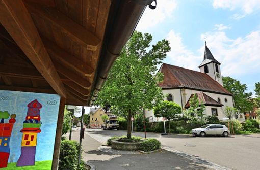 Der  Pfarrhof der  evangelischen Dorfkirche ist eine von 20 Stationen auf dem Historischen Rundweg, der die Roßwäldener Geschichte erlebbar macht. Foto: Archiv/Horst Rudel