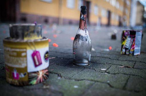 Flaschen, Raketenreste und anderer Abfall   – zu Silvester entstehen regelrechte Müll-Hotspots in den Städten. Foto: dpa/Sophia Kembowski