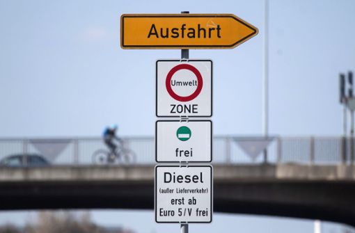Stuttgart: Ein Schild weist auf das Diesel-Fahrverbot für Dieselfahrzeuge unter Euro 5 hin. Foto: dpa/Marijan Murat