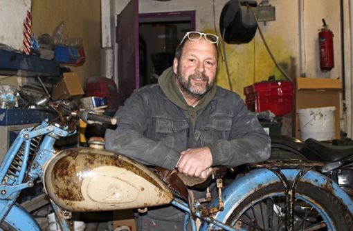 Andreas Brosch in seiner Werkstatt-Garage Foto: / Caroline Holowiecki