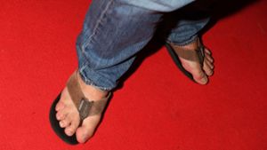 Der Schauspieler Miroslav Nemec trägt beim Filmfest in München Flip Flops auf dem roten Teppich. Foto: dpa
