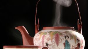 Augenblick der Muße: Mit einer Tasse Tee in der Geschäftigkeit des Alltags einen Moment  innehalten. Foto: Mauritius images