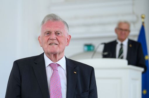 Erwin Teufel (l, CDU), ehemaliger Ministerpräsident von Baden-Württemberg, steht während eines Empfangs zu seinem 80. Geburtstag vor Winfried Kretschmann. Foto: dpa