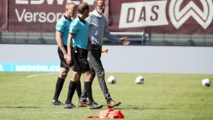 Pellegrino Matarazzo vom VfB Stuttgart im Gespräch mit den Schiedsrichtern. Foto: Pressefoto Baumann