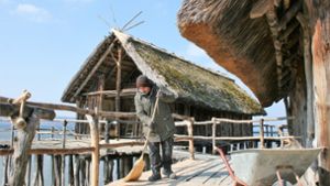 Holzstege führen Besucher in das Leben der Menschen  der Bronze- und Steinzeit. Foto: Hildegard Nagler