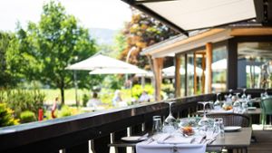 Gutes Essen auf dem Tisch, die Berge im Blick - so geht Frühlings-Wellness. Hier auf der Terrasse des Fine-Dining-Restaurants Maxi im Hotel Das Freiberg in Oberstdorf. Foto: Frithjof Kjer/Das Freiberg
