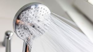 Sich jeden Tag unter die Dusche zu stellen und viel Seife zu verwenden, kann der Haut schaden. Foto: dpa/Philipp von Ditfurth