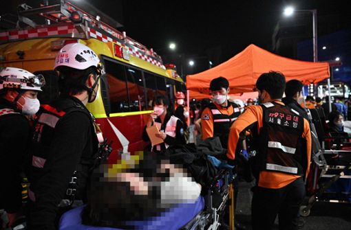 Dutzende Menschen mussten notärztlich versorgt werden. Foto: AFP/ANTHONY WALLACE