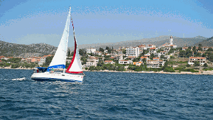 Blaues Meer, ordentlich Wind: Zwischen den Inseln der dalmatinischen Küste lässt es sich wunderbar segeln. Foto: sunsail