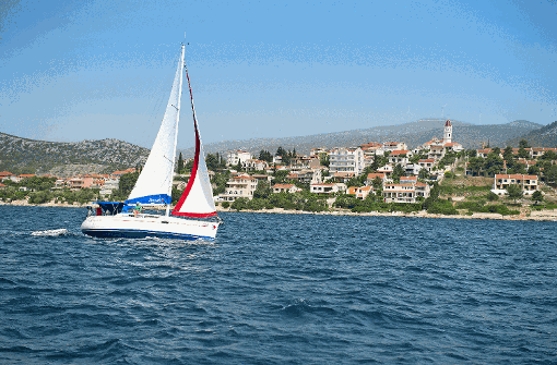 Blaues Meer, ordentlich Wind: Zwischen den Inseln der dalmatinischen Küste lässt es sich wunderbar segeln. Foto: sunsail