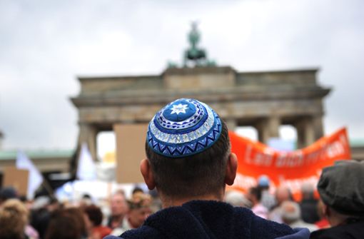 Teilnehmer einer Kundgebung gegen Antisemitismus vor dem Brandenburger Tor in Berlin. Foto: dpa