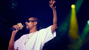 Der Rapper Snoop Dogg hatte nach seinem Konzert am Dienstag in Stuttgart Schwierigkeiten, wegzukommen. Foto: Steffen Schmid