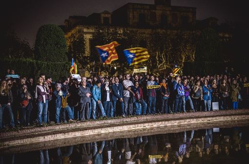 Demonstranten versammelten sich in Barcelona vor dem katalanischen Parlament, um gegen die Haftbefehle ehemaliger katalanischer Regierungsmitglieder zu protestieren. Foto: dpa