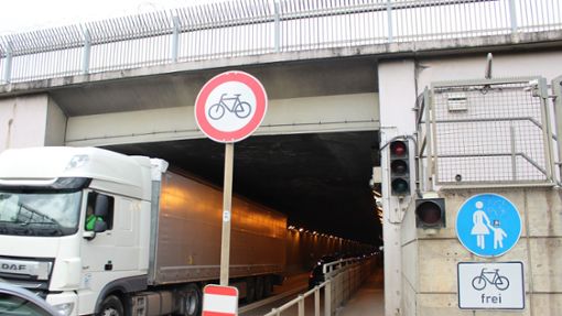 Die  Situation für alle, die mit dem Rad oder zu Fuß durch den Flughafen-Tunnel müssen, ist unbefriedigend. Foto: Caroline Holowiecki