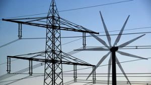 Stromtrasse vor Windrad – Bayern will keine neuen Leitungen Foto: dpa