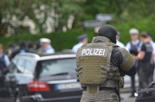 Nachdem ein Spezialeinsatzkommando der Polizei die Kanzlei im Stuttgarter Osten gestürmt hat, bleiben weitere Fragen zu Opfer und Täter offen. Foto: dpa