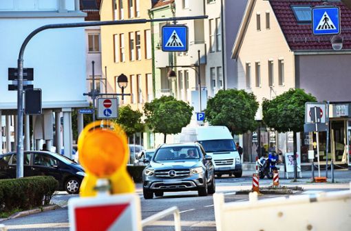 Eine unübersichtliche Gemengelage: Bislang quält sich der Durchgangsverkehr   im innerstädtischen Bereich  durch die Esslinger Straße, in der auch viele  Fußgänger und Radler unterwegs sind. Foto: Ines Rudel