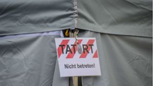 Der Tatort in Neuhausen war seinerzeit     wegen der Spurensicherung weiträumig abgesperrt. Foto: SDMG/Archiv