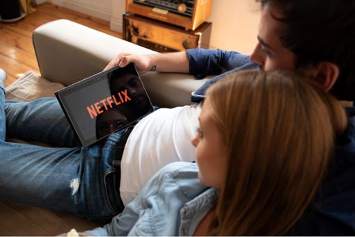 Netflix bietet eine große Auswahl von Filmen. Wir verraten, welche romantischen Filme man gesehen haben sollte. Foto: shutterstock /  Proxima Studio