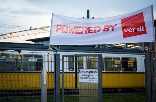 Ein Verdi-Streikbanner  vor dem Straßenbahn-Depot der Stuttgarter Straßenbahnen AG – eine Szene aus einem früheren Tarifkonflikt. Foto: Lichtgut/Christoph Schmidt
