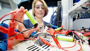 Eine Physikerin testet Batteriezellen. Foto: dpa