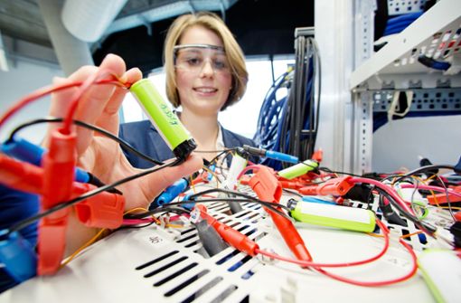 Eine Physikerin testet Batteriezellen. Foto: dpa