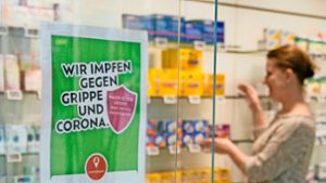 In der h&h-Apotheke in  Leonberg  wird gegen Grippe und Corona geimpft. Foto: Simon Granville
